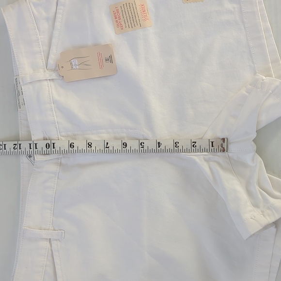 NWT St. John's Bay Mid-Rise Secretly Slender Pocket Shorts 14 White 5" Inseam - Picture 14 of 16